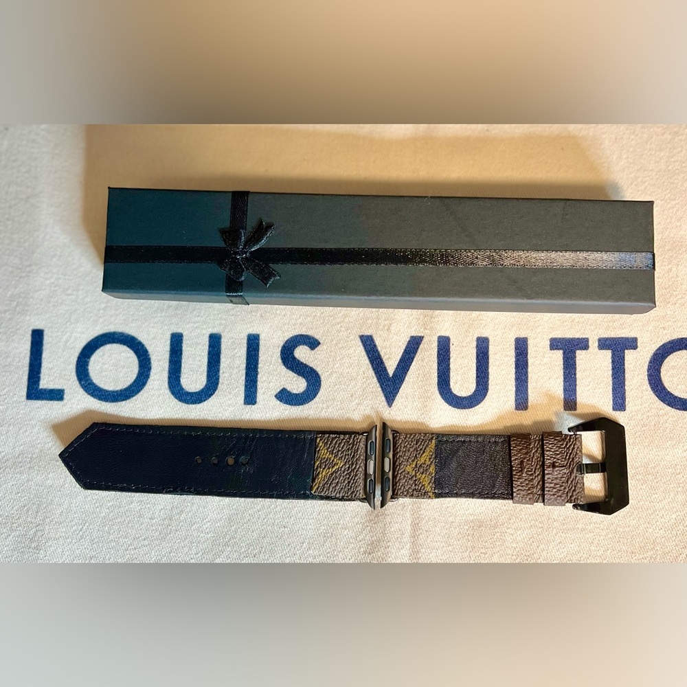 🤎 Monogram leather upcycled ♻️ Apple Watch band - Picture 11 of 14